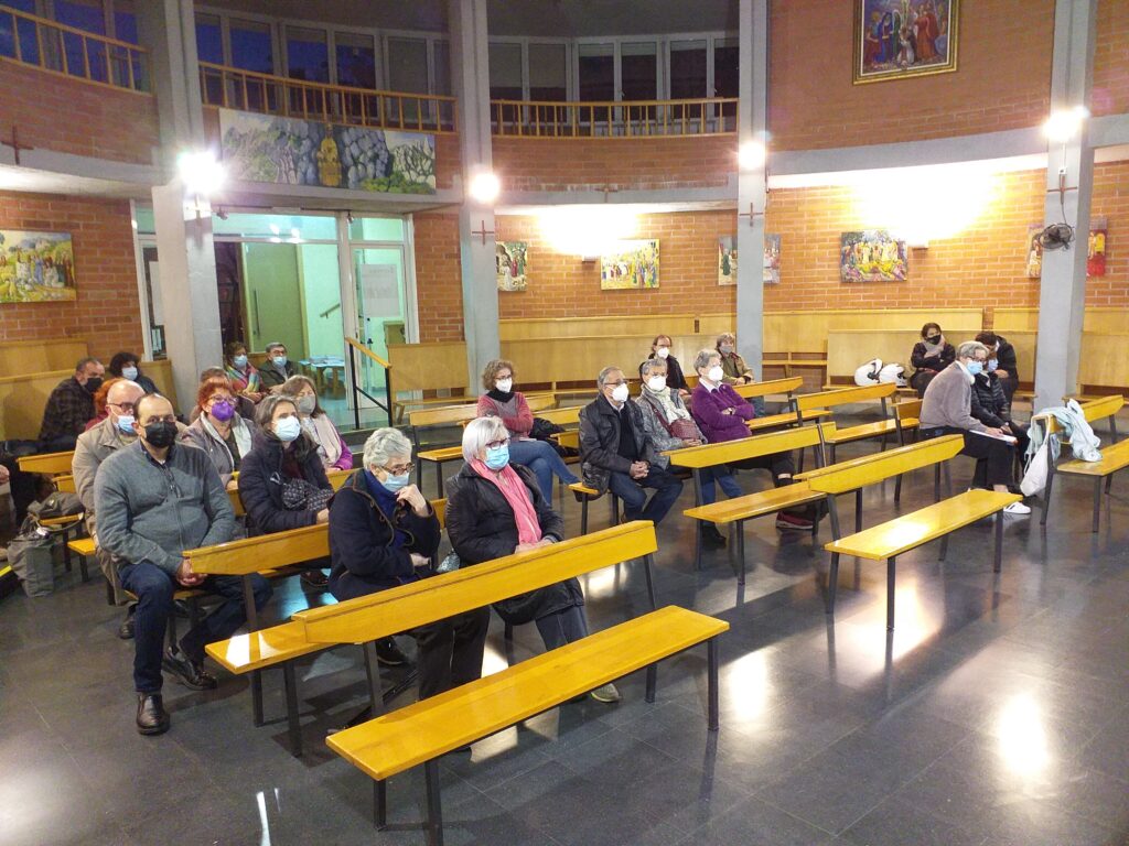 Participants a la celebració de Nadal de la zona Besòs, a la parròquia Sant Pau de Badalona.