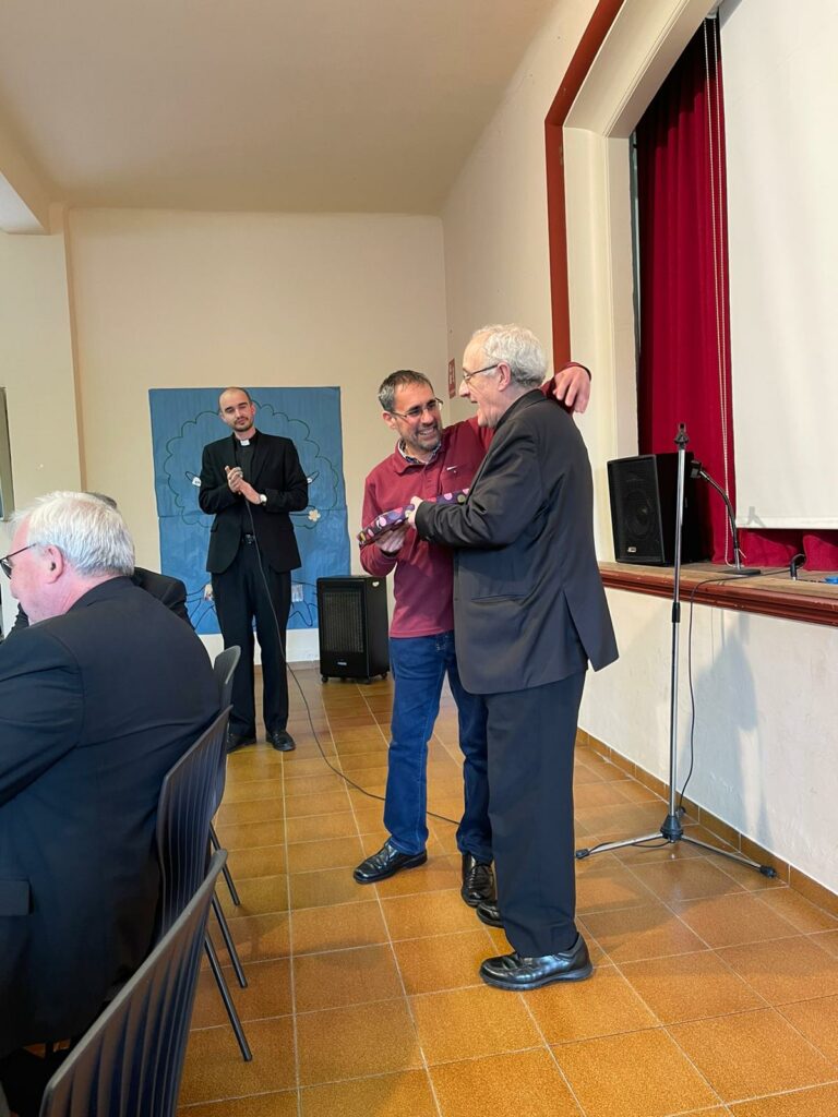 Pepe Baena i el bisbe de Terrassa, Salvador Cristau, el 12 d'abril passat, en un àpat de fraternitat de capellans, diaques i seminaristes de la diòcesi.