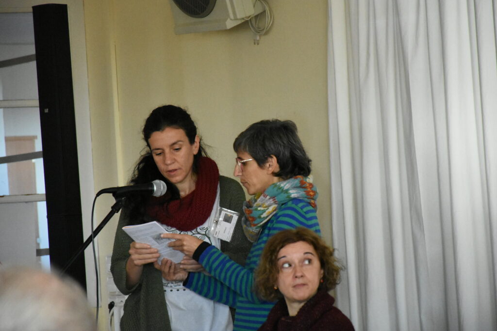 Araceli i Noe, de la zona de Madrid, van explicar la Revisió de Vida Oberta al XII Consell. Foto: Jordi Romero.