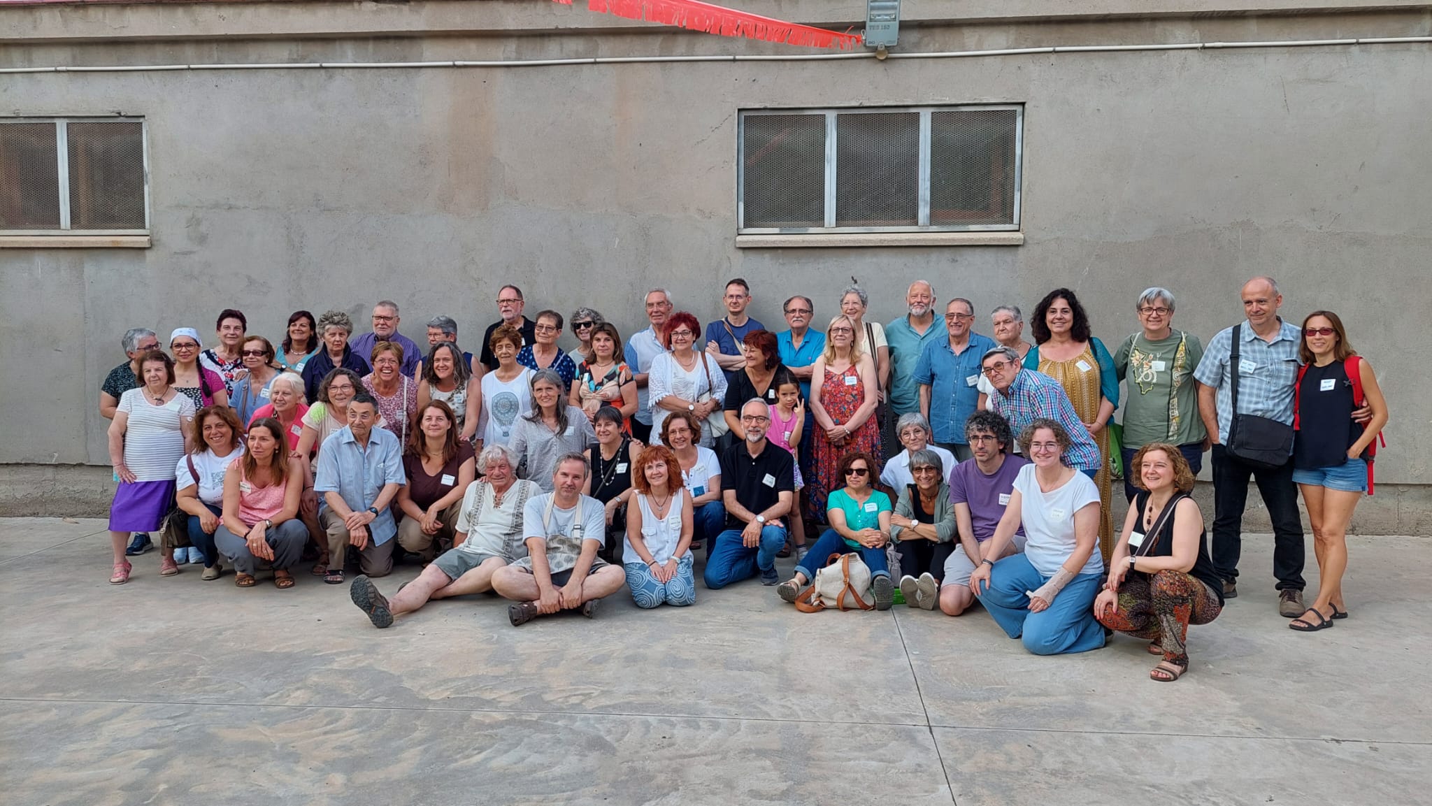 Foto de família dels participants a l'assemblea de final de curs de la zona Besòs.