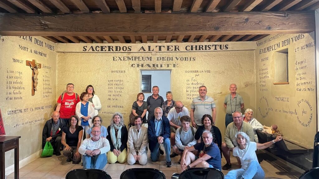 Els pelegrins davant el mural de Saint Fons.