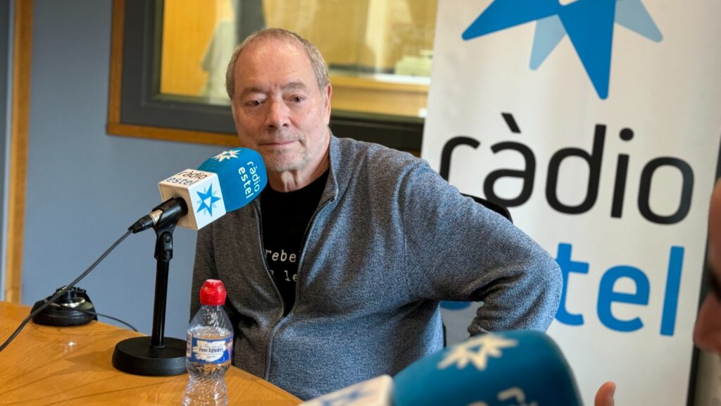 Pepe Gálvez, il·lustrador, guionista i sindicalista, als estudis de Ràdio Estel. Foto: David García.