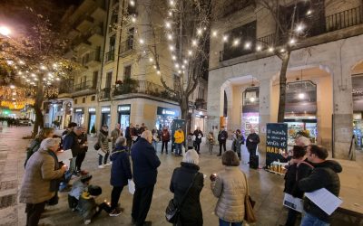 Imatge de l'acte "10 minuts de silenci per sentir el Nadal" al Punt de Trobada de la Rambla de Girona.