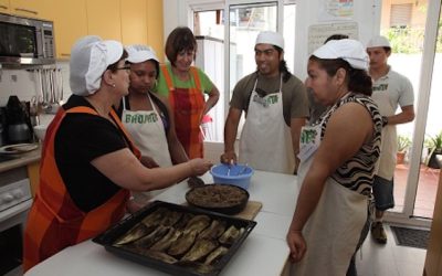 Compartir un plato en la mesa con personas inmigrantes